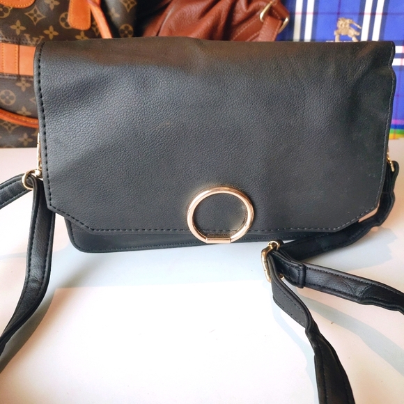 Pure leather imported Italy leather black solid sling bag - Picture 4 of 15